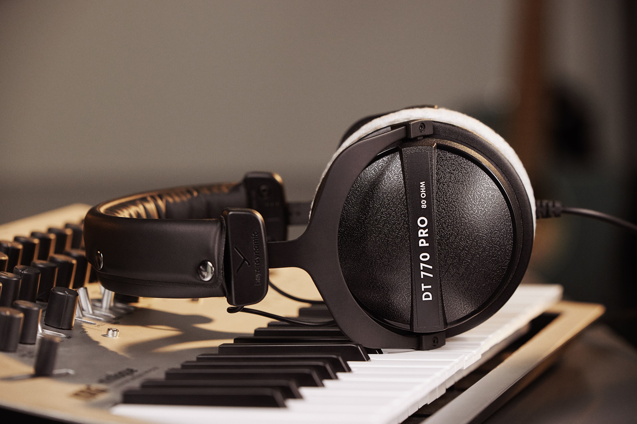 DT 770 PRO 80 Ohm auf Studiotisch neben Audiointerface und Mischpult